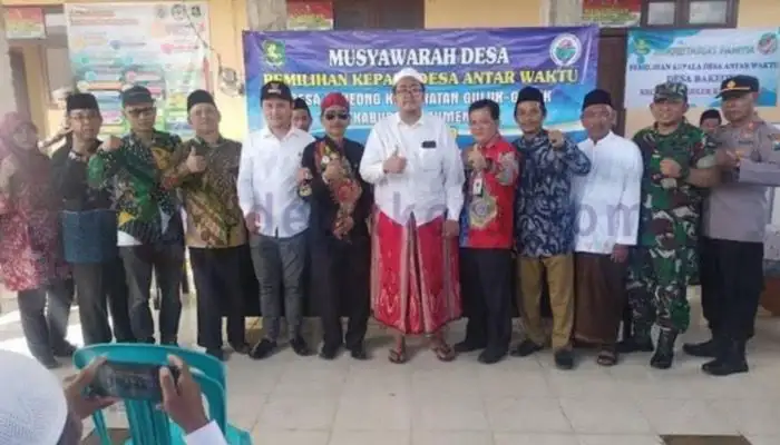 Kades Bakeong terpilih, Mohammad Salehuddin Farisi foto bersama Panitia PAW dan Forkopimka Guluk-Guluk.