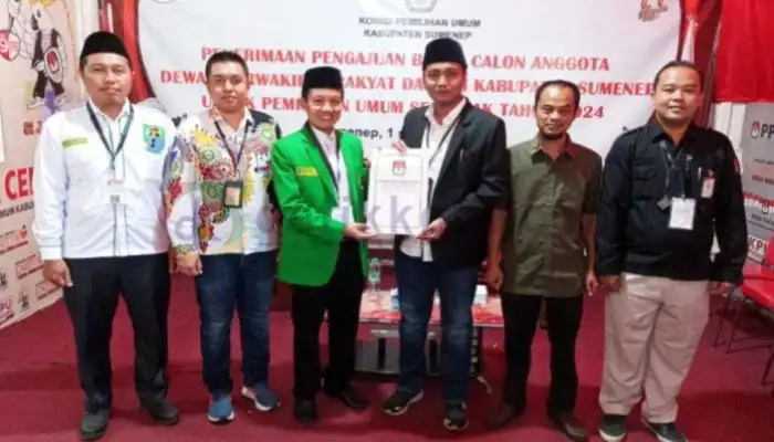 Ketua DPC PPP Sumenep, K. Mohammad Ali Fikri menyerahkan berkas pendaftaran Bacaleg kepada Ketua KPU setempat, Rahbini.