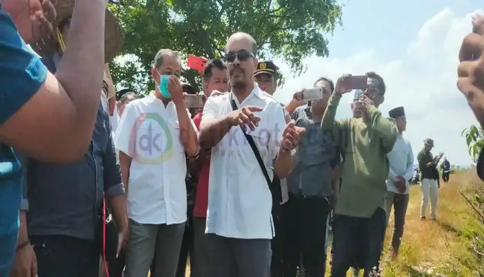Kepala Seksi Pengendalian dan Penanganan Sengketa BPN Sumenep, Gufron Munif saat memantau obyek ber-SHM atas nama perorangan di kawasan pantai Desa Gersik Putih, Kecamatan Gapura.