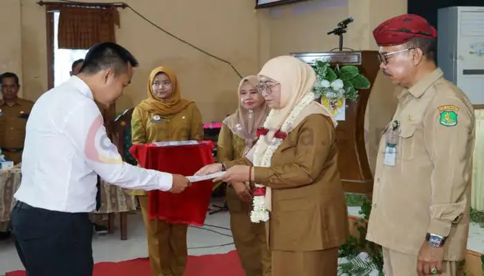 Wakil Bupati Sumenep, Hj. Dewi Khalifah didampingi Kepala BKDSDM, Abdul Madjid menyerahkan Petikan SK PPPK Jabatan Fungsional Guru.