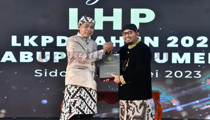 Bupati Sumenep, Achmad Fauzi menerima Sertifikat Opini WTP dari Kepala BPK RI Perwakilan Jawa Timur, Karyadi di Surabaya.