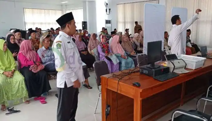Plt Kasi Penyelenggara Haji dan Umroh Kemenag Sumenep, Abd. Wasid saat rapat persiapan pemberangkatan CJH tahun 2023.