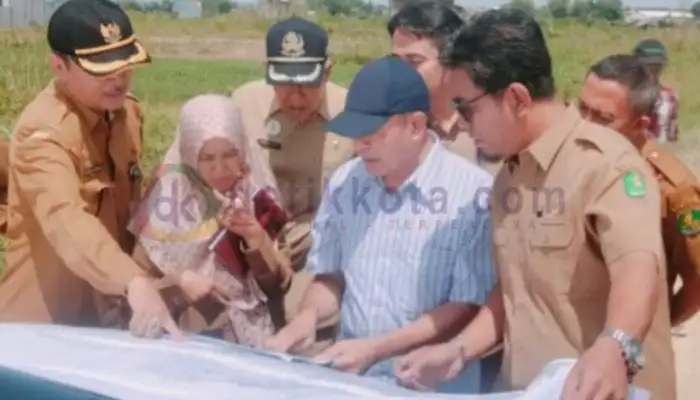 Tim dari Pemkab Sumenep sedang memverifikasi data pengajuan penyerahan dari Pengembang Perumahan Bumi Sumekar Asri.