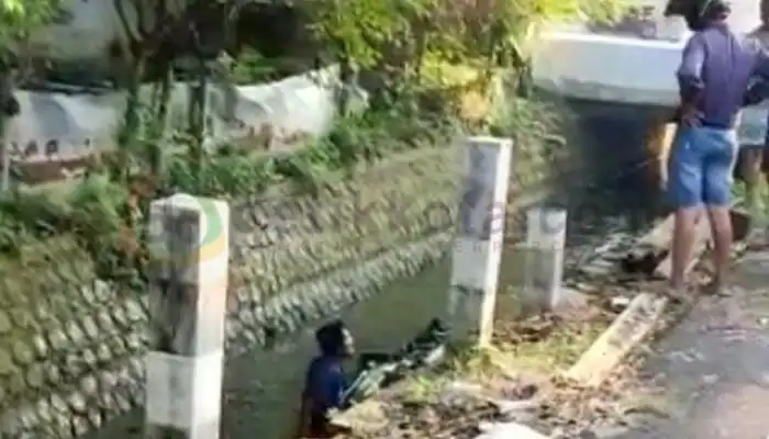 Pencuri LPG 3 kilogram masuk selokan di Jl. Raung, Desa Pabian, Kecamatan Kota Sumenep saat kabur setalah menjalankan aksinya.