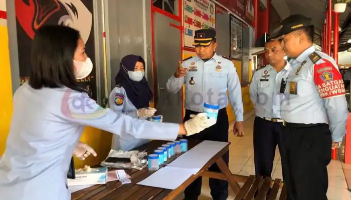 Kepala Rutan Kelas IIB Sumenep, Ridwan Susilo mengawasi pelaksanaan tes urine pagawainya.