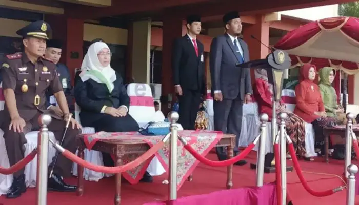 Bupati Sumenep, Achmad Fauzi memimpin Upacara Hari Pendidikan Nasional (Hardiknas) di halaman Pemkab setempat.