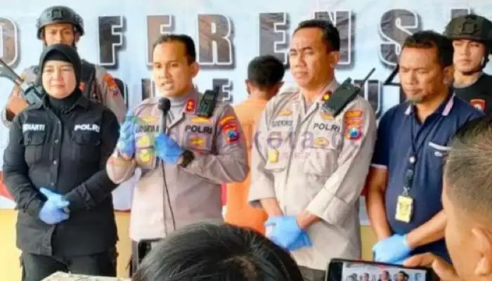 Kapolres Sumenep, AKBP Edo Satya Kentriko dalam jumpa pers penangkapan pelaku pembakar kayu bahan bangunan MWC NU Lenteng.