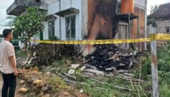 Bekas kebakaran tumpukan kayu bahan bangunan di belakang Kantor MWC NU Lenteng, Kabupaten Sumenep.