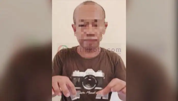 Tersangka NS, warga Desa Pagerungan Kecil, Kecamatan Sapeken, Kabupaten Sumenep memegang barang bukti sabu miliknya.