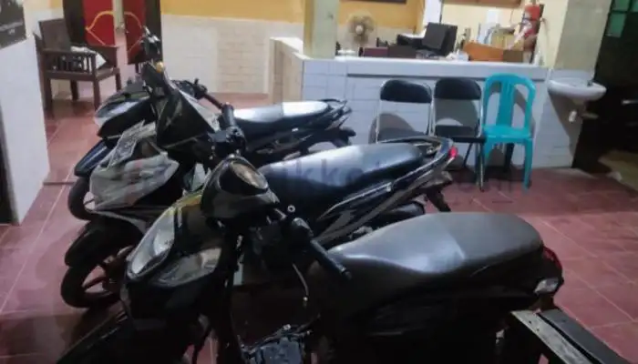 Barang bukti 3 motor hasil curian tersangka Kasdu diamankan di Mapolsek Kangean, Sumenep.