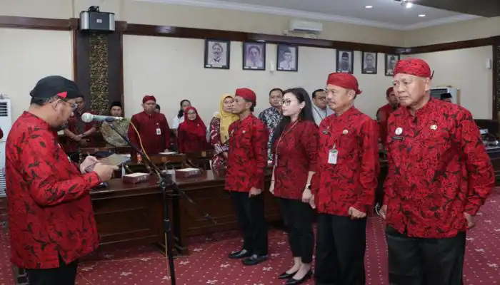 Bupati Sumenep, Achmad Fauzi mengukuhkan Tim Percepatan Akses Keuangan Daerah (TPAKD) di Ruang Arya Wiraraja Lantai II Sekretariat Daerah Kabupaten Sumenep.