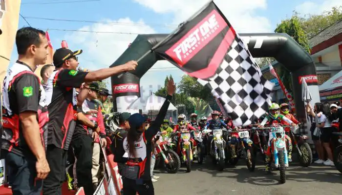 Bupati Sumenep, Achmad Fauzi melepas peserta One Day Adventure Sumekar 2023 di areal timur Taman Bunga.