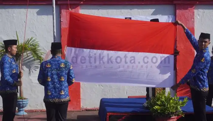 Petugas mengibarkan Bendera Merah Putih pada upacara peringatan Hari Kebangkitan Nasional ke-115 di lapangan dalam Rutan Sumenep.