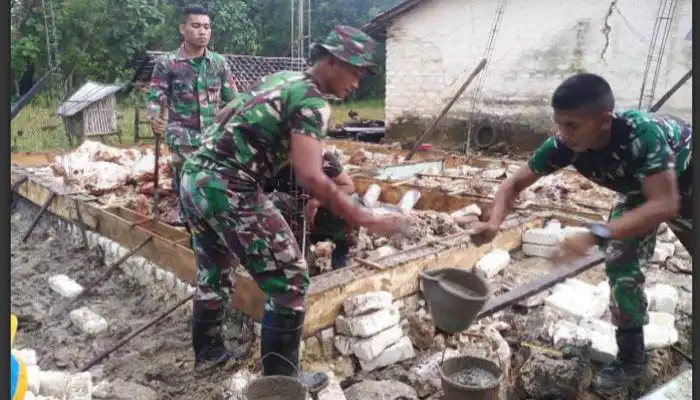 Satgas TMMD ke-116 membangun rumah milik Munawi, di Desa Tanjung, Kecamatan Saronggi, Kabupaten Sumenep.