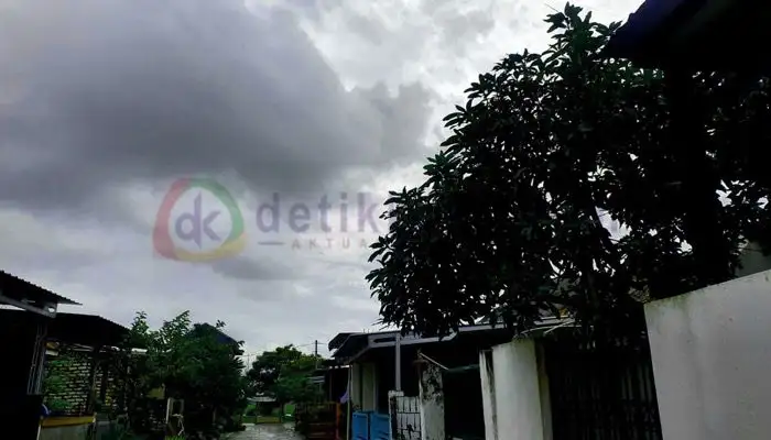 Awan tebal menyelimuti wilayah Kabupaten Sumenep, Jawa Timur setelah hujan sejak dini hari.