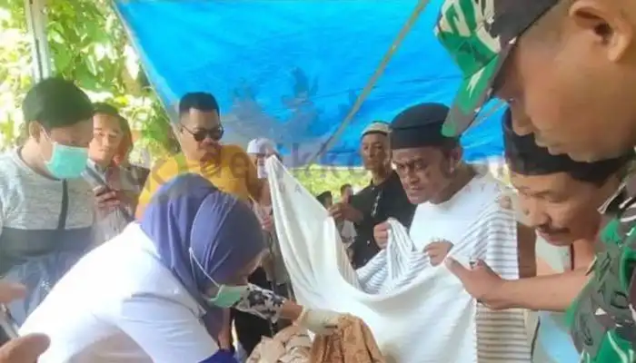 Jenazah Kakek Abdur Rahman,  warga Desa Nyabakan Barat, Kecamatan Batang-Batang, Kabupaten Sumenep dimandikan keluarga.
