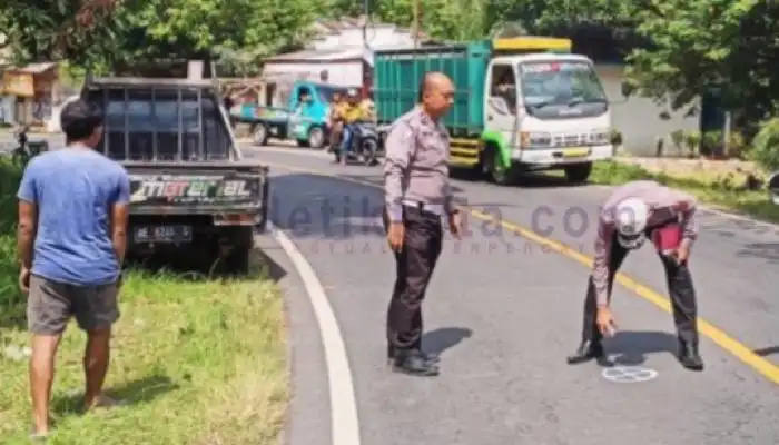 Petugas Satlantas Polres Sumenep melakukan olah TKP kecelakaan motor vs mobil pick up di Desa Lalangon, Kecamatan Manding.