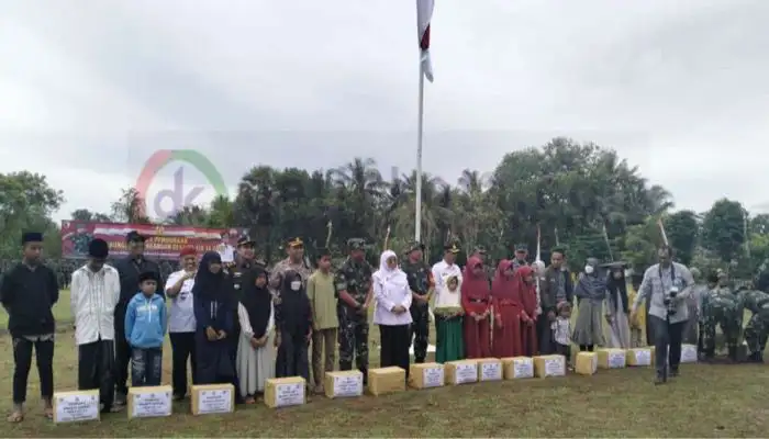 Wakil Bupati Sumenep, Hj. Dewi Khalifah saat upacara pembukaan TMMD ke-166 di Lapangan Kecamatan Saronggi.