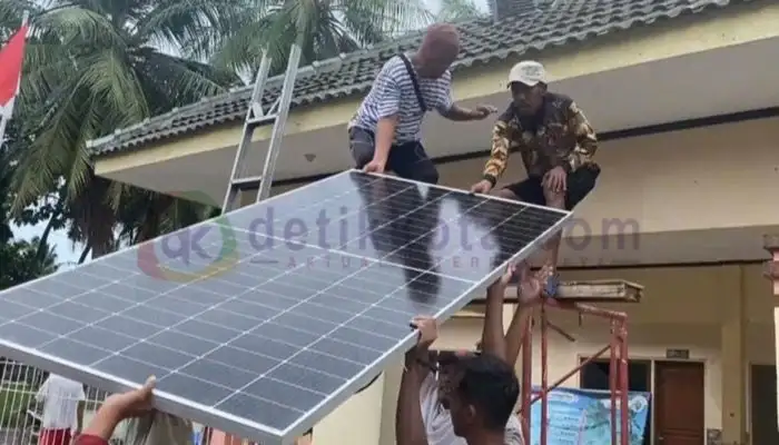 Warga Desa Pagerungan Kecil, Kecamatan Sapeken, Kabupaten Sumenep sedang memasang panel PLTS sebagai sumber tenaga listrik terbarukan.