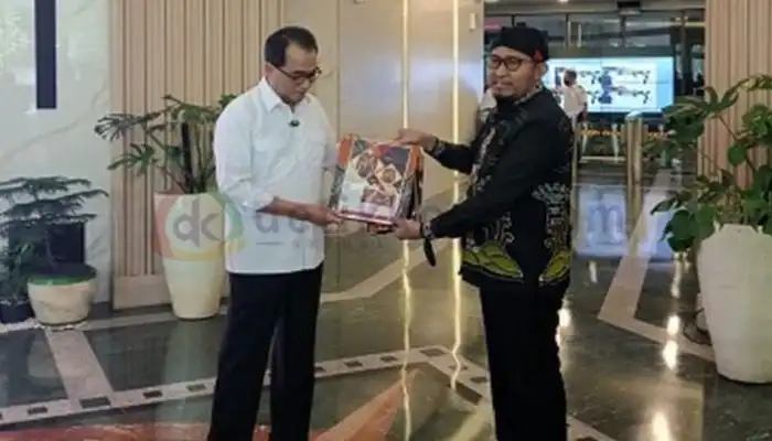 Bupati Sumenep, Achmad Fauzi bersama Menteri Perhubungan RI, Budi Karya Sumadi di kantor Kemenhub, Jakarta.