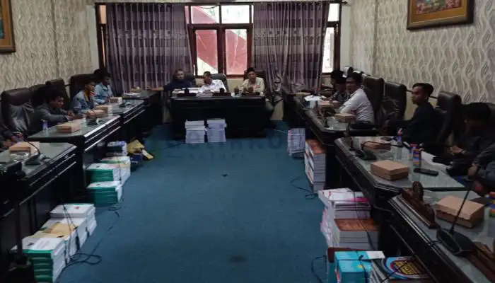 Aktivis GPS-Desa melakukan audiensi dengan Komisi III DPRD Sumenep.