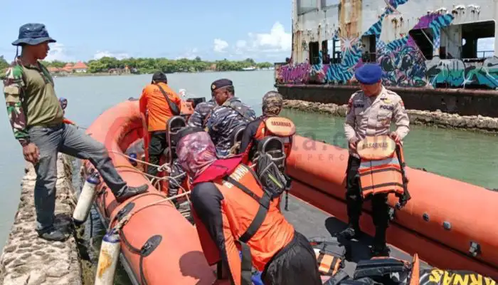 Tim Gabungan bersiap mencari ABK KM Jaya Makmur yang hilang di Perairan Pulau Gili Raja, Kecamatan Gili Genting, Kabupaten Sumenep.
