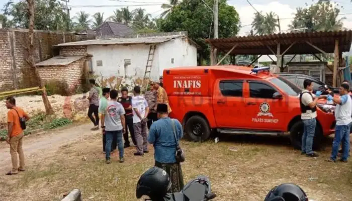 Tim Laboratorium Forensik Polri melakukan identifikasi bekas kebakaran di Kantor MWC NU Lenteng, Kabupaten Sumenep.