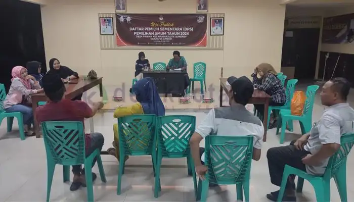 PPS Desa Pabian melaksanakan Uji Publik DPS di Balai Desa setempat.