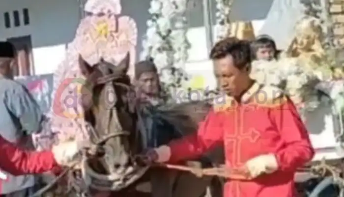 Mempelai pria, Wahyu datang dengan menaiki kereta kuda.