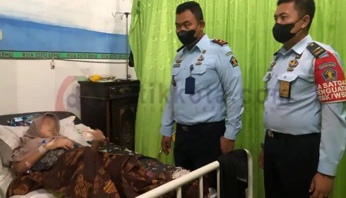 Kepala Rutan Kelas IIB Sumenep, Ridwan Susilo didampingi Kasi Pelayanan, Teguh Doni menjenguk WBP inisial QR pasca melahirkan.