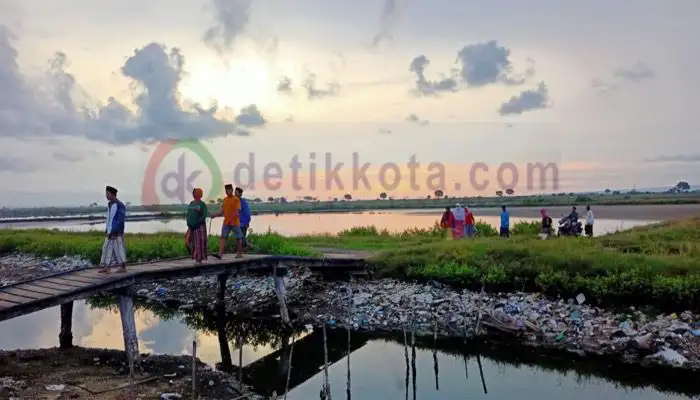 Pesisir pantai Desa Gersik Putih, Kecamatan Gaputa, Kabupaten Sumenep yang ber-Sertifikat Hak Milik (SHM) atas nama perorangan dan dialihfungsikan sebagai tambak garam.