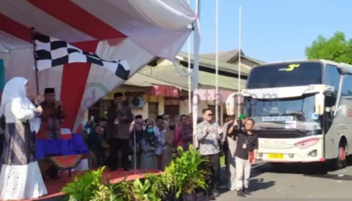 Wakil Bupati Sumenep, Hj. Dewi Khalifah melepas keberankatan 139 CJH kouta tambahan di halaman Pemkab. Sumenep.