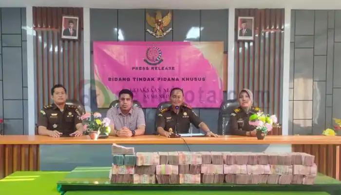 Kepala Kejaksaan Negeri (Kajari) Sumenep, Trimo didampingi para Jaksa Penyidik menunjukkan uang pengembalian dari 2 terangka kasus pembelian kapal PT. Sumekar.