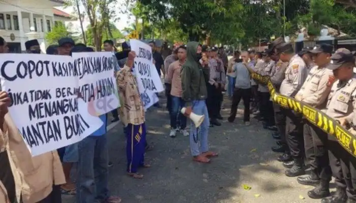 Aktivis pemuda melakulan aksi demonstrasi di depan kantor Kejakasaan Negeri (Kejari) Sumenep.