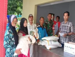 Babinsa Koramil 0825/05 Kalibaru Bantu Salurkan Pembagian Beras Kepada Masyarakat