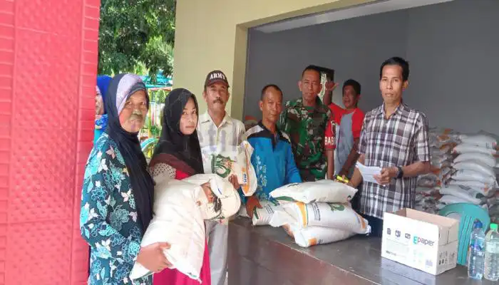 Babinsa Koramil 0825/05 Kalibaru bantu penyaluran beras kepada keluarga penerina manfaat (KPM) Desa Kajarharjo, Kecamatan Kalibaru, Kabupaten Banyuwangi.