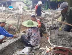 Bangun Keakraban, Babinsa Bantu Pembuatan Pondasi Rumah Warga