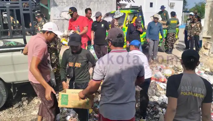Satkoryon Banser Gayam bersama Forpimka setempat menggelar aksi bersih-bersih sampah di sepanjang pesisir pantai.