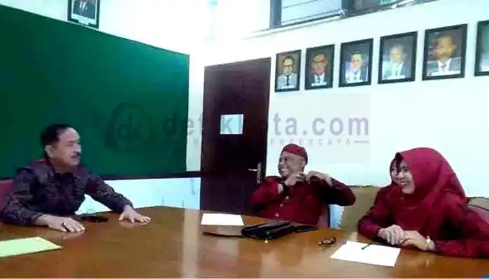 Kepala Disbudporapar Kabupaten Sumenep, Moh. Iksan (pakai blangkon) didampingi staf mengunjungi Kadispar Provinsi Bali.