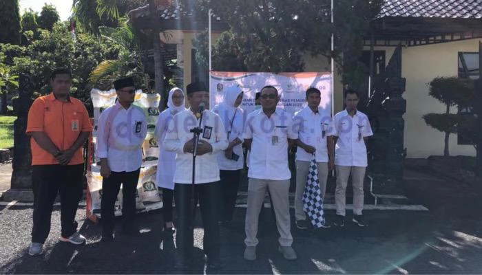 Kepala Bulog Banyuwangi, Harisun saat penyaluran bantuan pangan kepada masyarakat penerima.