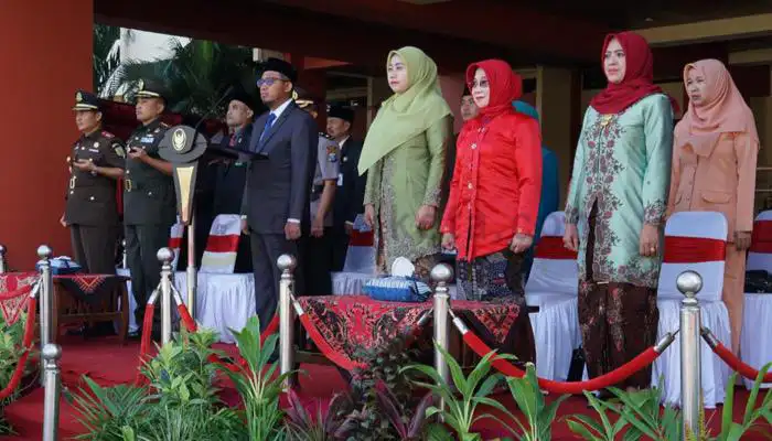 Bupati Sumenep, Achmad Fauzi memimpin upacara Peringatan Hari Lahir Pancasila di halaman Kantor Bupati setempat.
