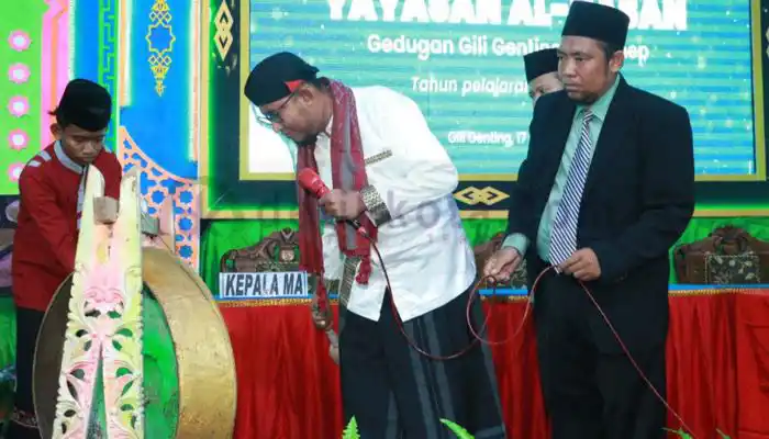 Bupati Sumenep, Achmad Fauzi memukul gong saat meresmikan Madrasah Berbasis Digital Yayasan Al-Hasan, Giligenting.