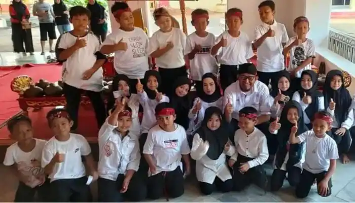 Bupati Sumenep, Achmad Fauzi foto bersama siswa SDN I Pandian di Pendopo Agung Keraton Sumenep.