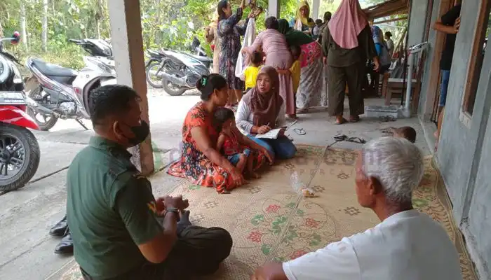 Babinsa Desa Gilirejo, Serda Triyanto melakukan komsos dengan kades Posyandu di desa binaannya.