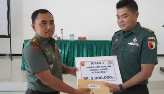 Dandim 0827/Sumenep, Letkol Czi Donny Pramudya Mahardi memberikan hadiah kepada Danramil Guluk-Guluk sebagai pemenang lomba tanam jagung silase.