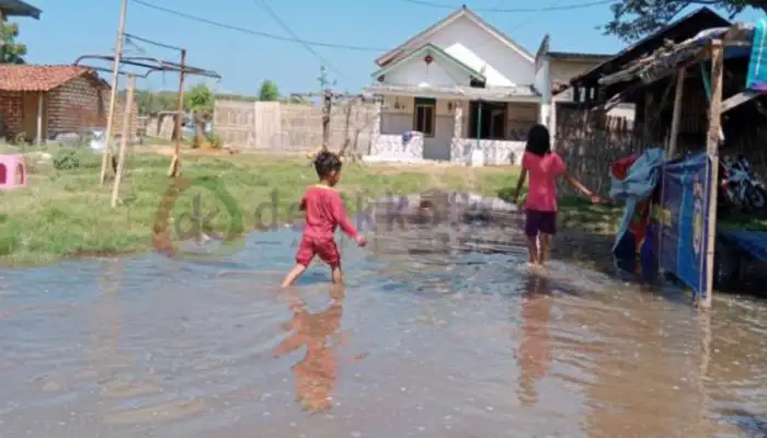 Kondisi Dusun Tapakerbau, Desa Gersik Putih, Kecamatan Gapura saat dilanda banjir rob.