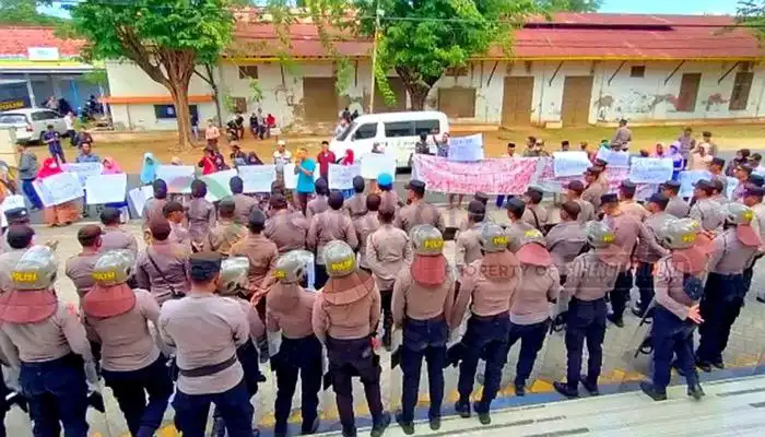 Eks Pemilik Lahan Garam Menggugat (HELLAT) demontrasi di depan kantor PT. Garam (Persero) Kalianget, Kabupaten Sumenep.