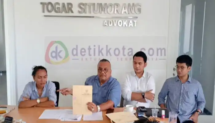 Penasehat Hukum Fannie Lauren Christie Fransisca, Togar Situmorang saat konferensi pers soal sengketa kepemilikan apartemen The DVM, Bali.
