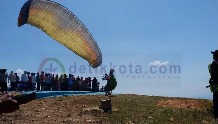 Salah satu atlet dalam Festival Paralayang Jatim Seri 1 di Puncak Lanjari, Pasongsongan, Sumenep.