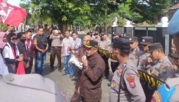 Kasi Pidum Kejari Sumenep, Hanis Aristya Hermawan saat menemui massa aksi dari GMNI.